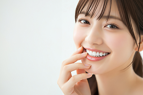 白い歯を見せる女性